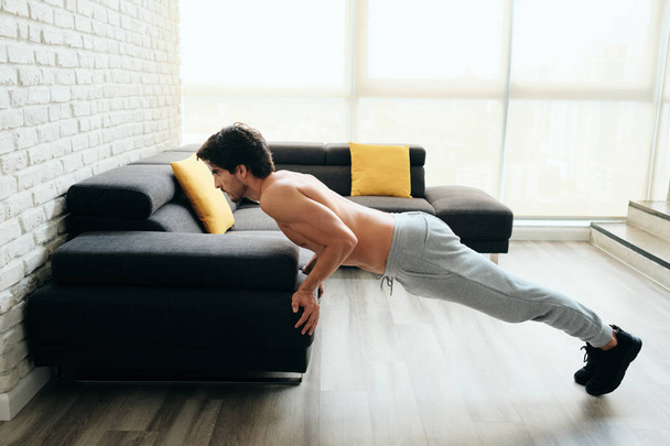 Képzés mellkasi és bicepsz csinál push-up With visszafelé markolat az ember - Fotó, kép
