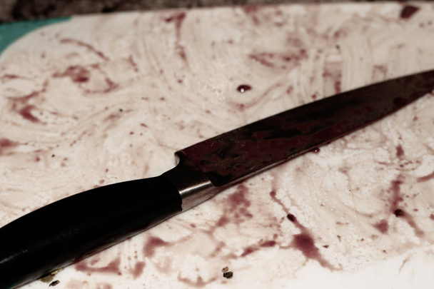 Нож над разделочной доской
 - Фото, изображение