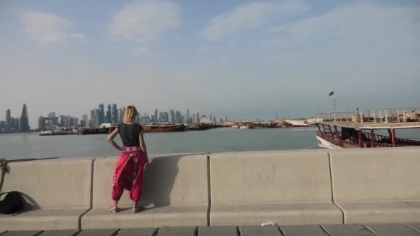 Turisti nainen Doha Corniche
 - Materiaali, video