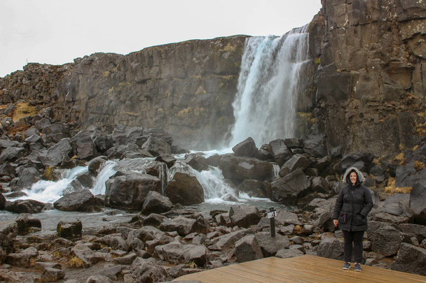 Frauen im thingvellir Nationalpark oder besser bekannt als isländischer pingvellir Nationalpark im Winter - Foto, Bild