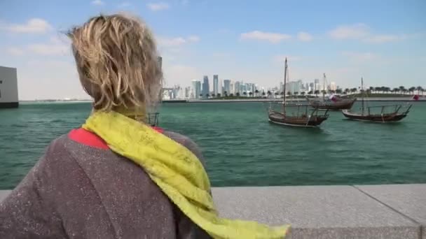 Frau an der Doha Skyline - Filmmaterial, Video