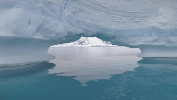 氷山が南極海のブルーの水の氷河をアーチします。 - 映像、動画