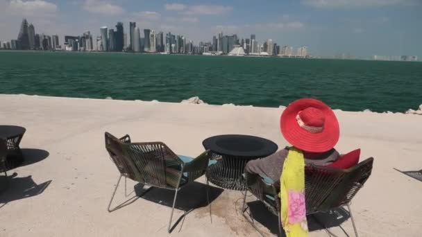Femme relaxante au Qatar
 - Séquence, vidéo