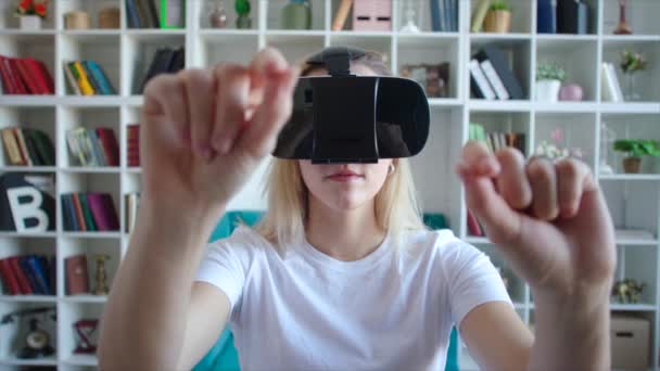 Smiling student preparing for exam using VR glasses, modern information technology in university - Πλάνα, βίντεο