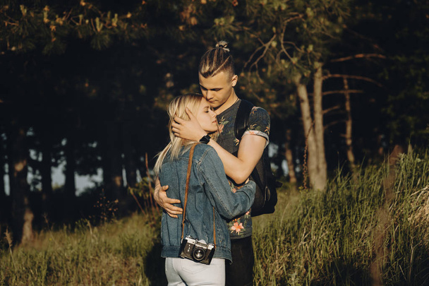Retrato de belo casal caucasiano abraçando contra um inimigo
 - Foto, Imagem