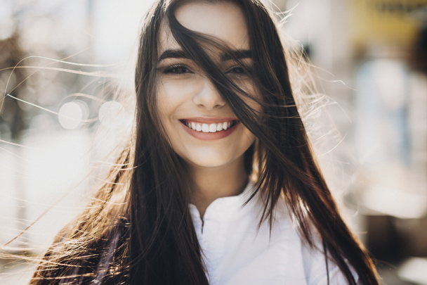 Close up portrait of a amazing long haired girl looking at camer - Foto, Imagen