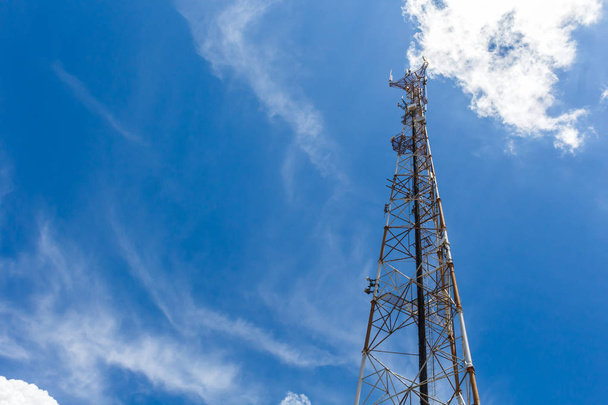 携帯電話通信中継アンテナ タワーと青い空 - 写真・画像