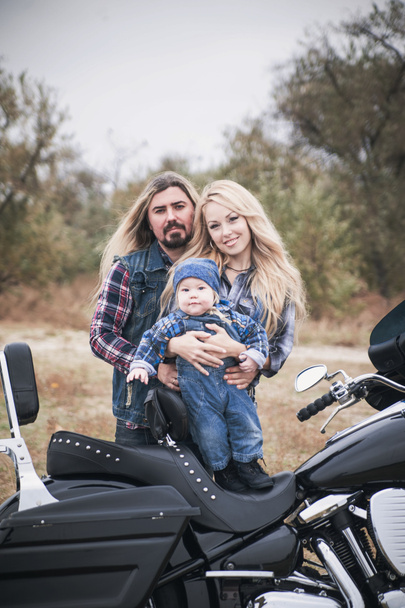 Feliz familia motociclistas tiene una diversión al aire libre. Concepto del Día del Padre. Concepto del Día de la Madre. Aspecto familiar
. - Foto, Imagen