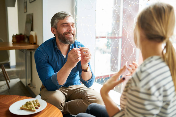 Boldog fiatalember szerelmi találat eljegyzési gyűrűt a barátnőjét, miközben az ő javaslata kávézó - Fotó, kép