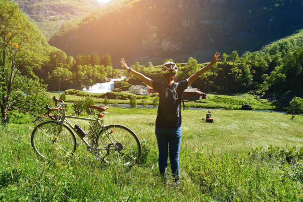 lidé jezdí kole na horské silnici na flam Norsko - Fotografie, Obrázek