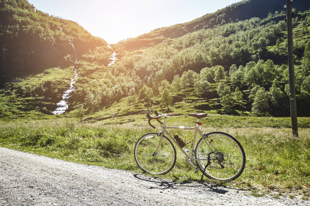 flam ノルウェー山岳道路の自転車 - 写真・画像