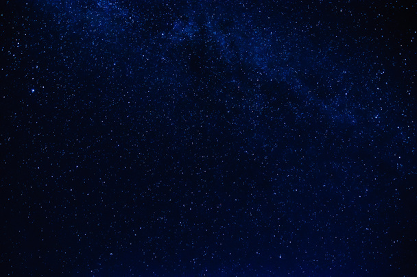 gece karanlık mavi yıldızlı gökyüzü yıldızlara - Fotoğraf, Görsel