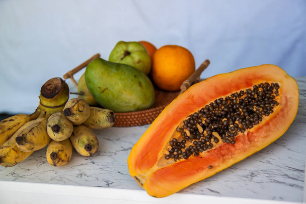 Natürmort muz, papaya ve beyaz arka plan üzerinde mango ile. - Fotoğraf, Görsel
