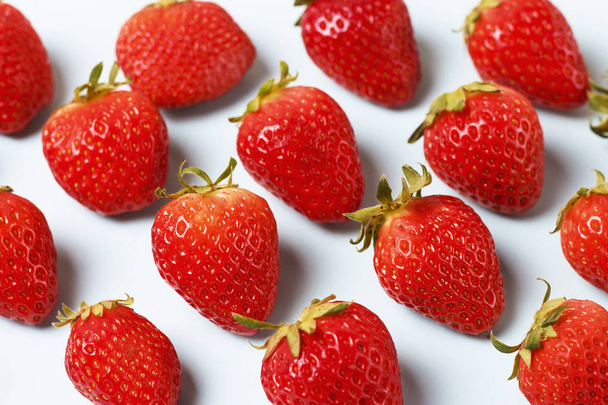 Muster von Erdbeeren isoliert auf blauem Hintergrund, kreativer Hintergrund - Foto, Bild