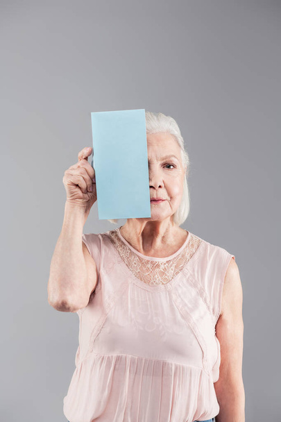 Emotieloos oude vrouw met bob kapsel op zoek ernstige - Foto, afbeelding