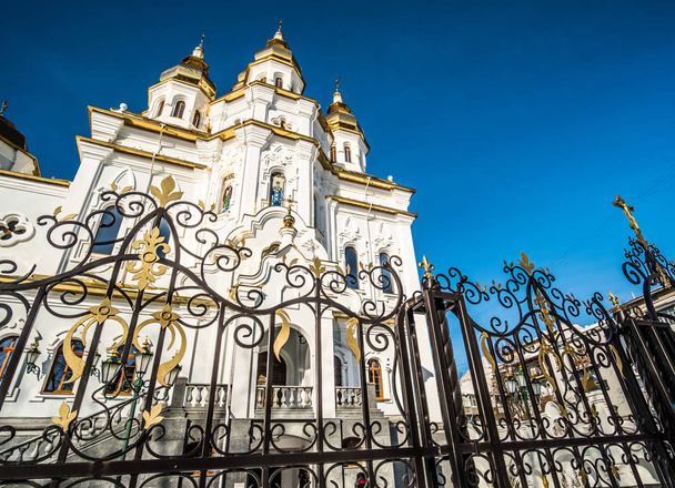 White church in Kharkov behind the fence - Foto, afbeelding