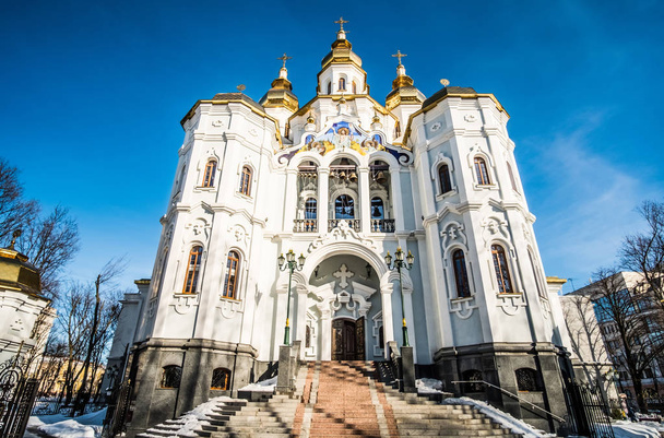 Facade of white church in Kharkov - Zdjęcie, obraz