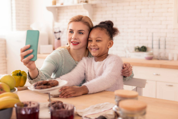 Loving caring mother making selfie with her daughter - Foto, afbeelding