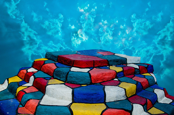 Цветные лестницы на голубом фоне неба
 - Фото, изображение