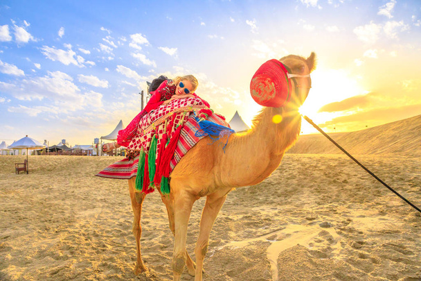 Giro in cammello con donna
 - Foto, immagini