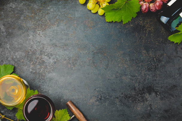 Wine composition on dark background - Фото, изображение