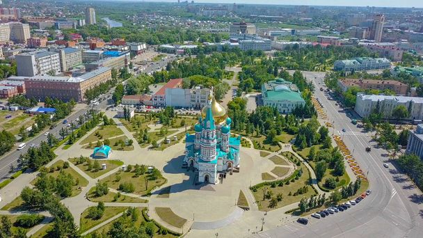 Ο Καθεδρικός Ναός της Κοίμησης της Θεοτόκου, πανοραμική θέα της πόλης. Omsk, Ρωσική Ομοσπονδία, από Dron  - Φωτογραφία, εικόνα