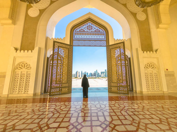 Mujer en la mezquita Doha
 - Foto, Imagen