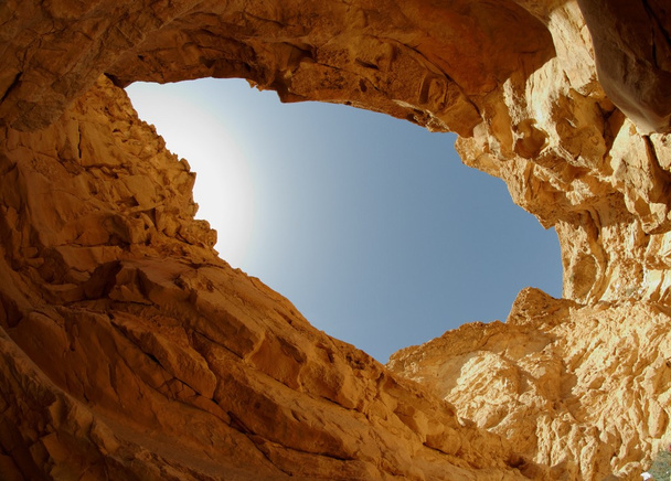 Céu azul visto do fundo de um desfiladeiro do deserto
 - Foto, Imagem