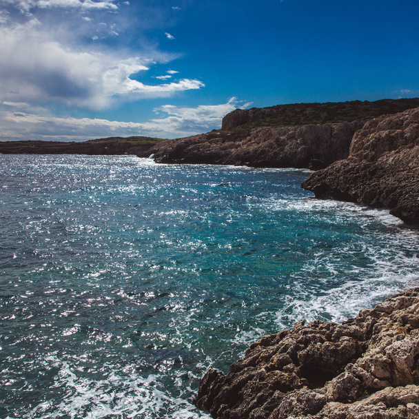 Krásné moře pobřeží Kypru. Pohled z mořského pobřeží v Kavo Greko nenar Aiya Napa, Kypr - Fotografie, Obrázek