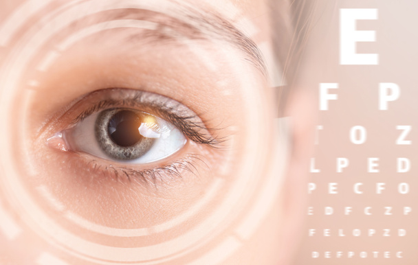 Vrouw met oog grafiek, close-up. Health care concept - Foto, afbeelding