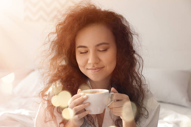 Mañana de hermosa mujer bebiendo café en casa
 - Foto, imagen