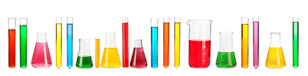 Verrerie de laboratoire avec des échantillons de couleur sur fond blanc
 - Photo, image