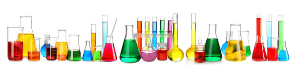 Laboratóriumi üvegeszközök és színes minták fehér background - Fotó, kép