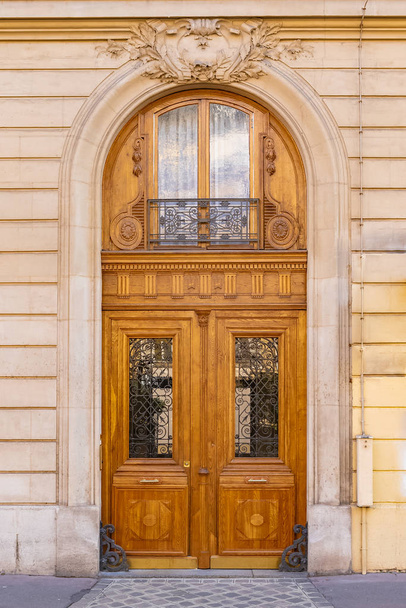 Paris, beautiful wooden massive door, girder with sculptures  - Foto, imagen