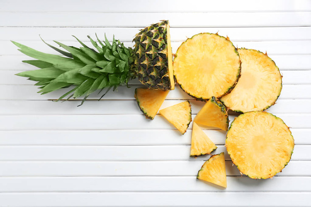 Composition plate avec ananas frais tranché sur fond en bois
 - Photo, image