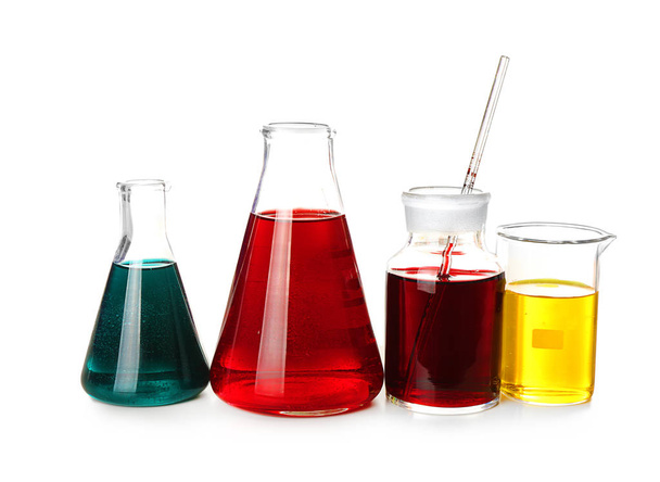 Cristalería química con líquidos de colores sobre fondo blanco
 - Foto, imagen