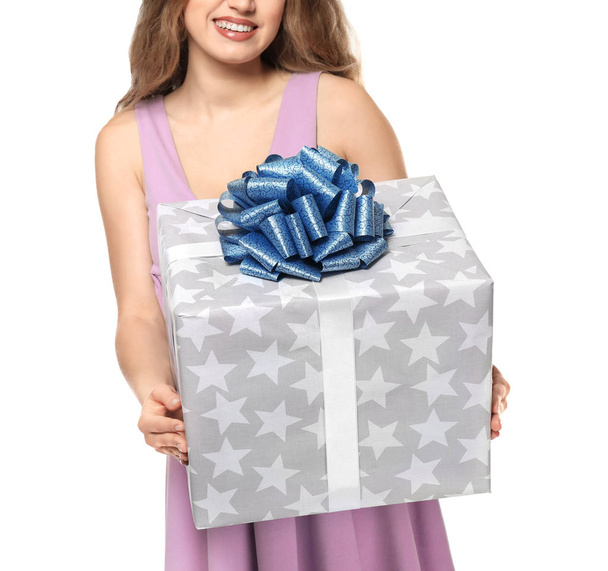 Mooie jonge vrouw met grote geschenkdoos op witte achtergrond - Foto, afbeelding