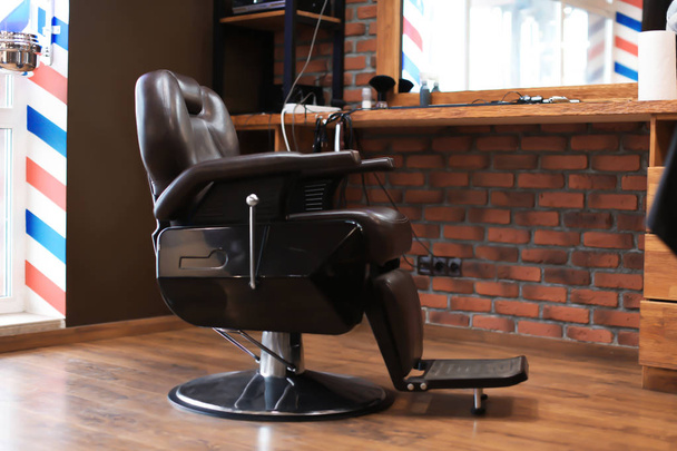 Chaise en cuir dans le salon de coiffure moderne
 - Photo, image