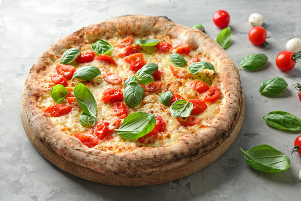 Leckere Pizza auf grauem Hintergrund - Foto, Bild