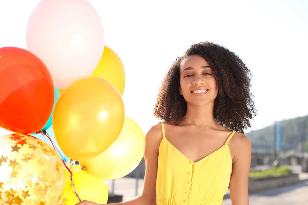 Krásná afroameričanka s balónky venku - Fotografie, Obrázek