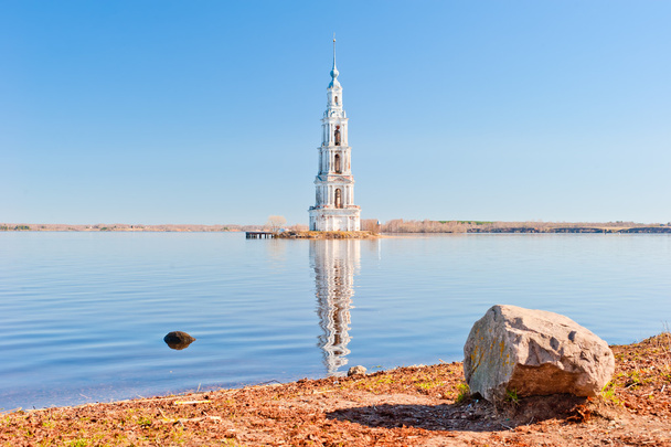 klokkentoren van van de overstroomd kerk in Oeglitsj reservoir aan de Wolga. - Foto, afbeelding