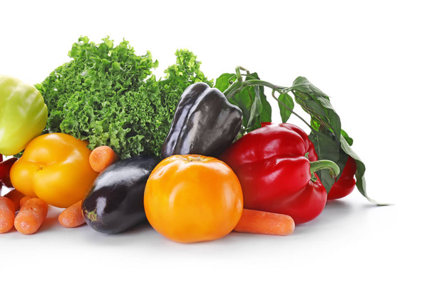 Різні свіжі овочі на білому тлі
 - Фото, зображення