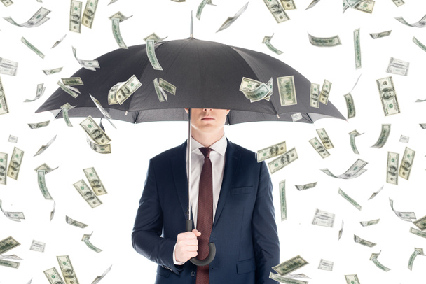 επιχειρηματίας στο κοστούμι με σκοτεινό πρόσωπο και ομπρέλα υπό βροχή χρημάτων - Φωτογραφία, εικόνα
