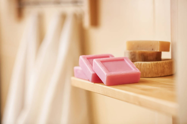 Kostek mydła na półce w łazience - Zdjęcie, obraz
