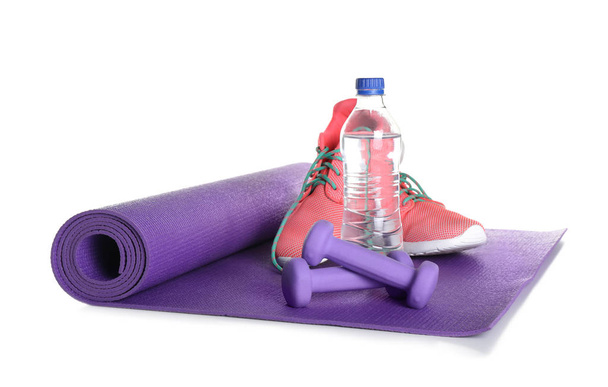 Yoga mat, spor ayakkabı, halter ve şişe suyu beyaz arka plan üzerinde - Fotoğraf, Görsel