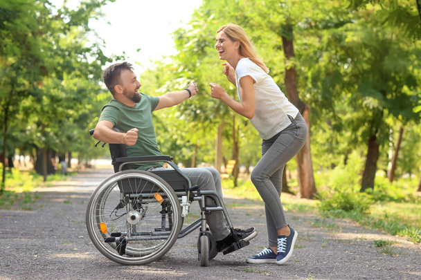 Człowiek na wózku inwalidzkim z piękna kobieta taniec na zewnątrz - Zdjęcie, obraz