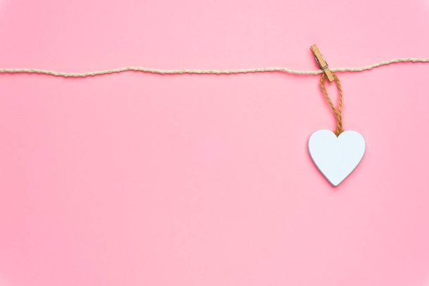 Minimal heart on a string, on a pastel colored background. Minim - Photo, Image