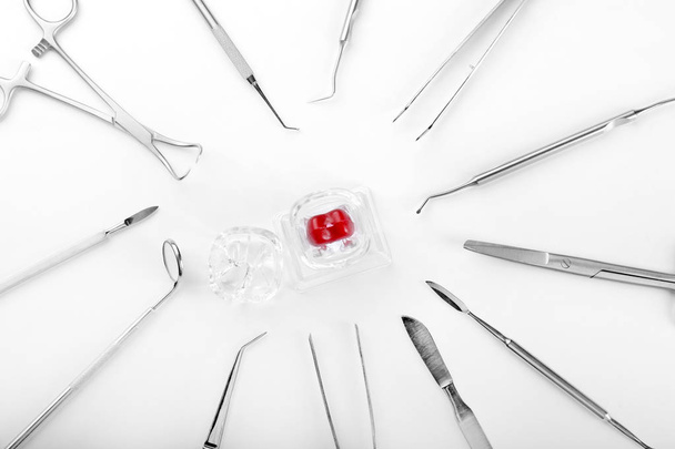 zahnärztliche Instrumente und Zahnmodell auf weißem Hintergrund - Foto, Bild
