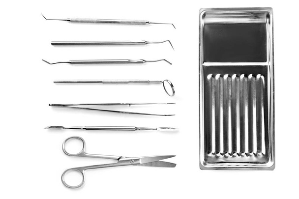 歯科医のツールと白い背景の上の金属製トレイ - 写真・画像
