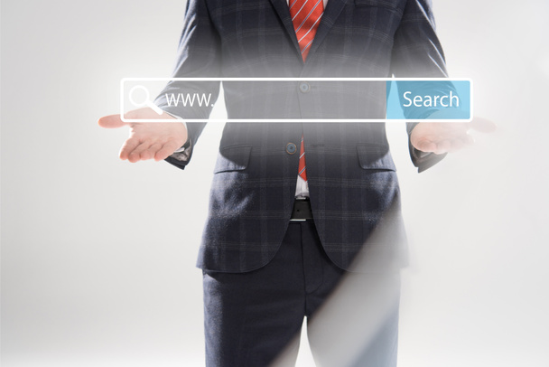 обрезанный вид бизнесмена в костюме, указывающего руками на иллюстрацию на панели поиска спереди
  - Фото, изображение